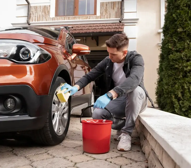 Lavage auto à domicile Calvignac : professionnel intervenant sur un véhicule